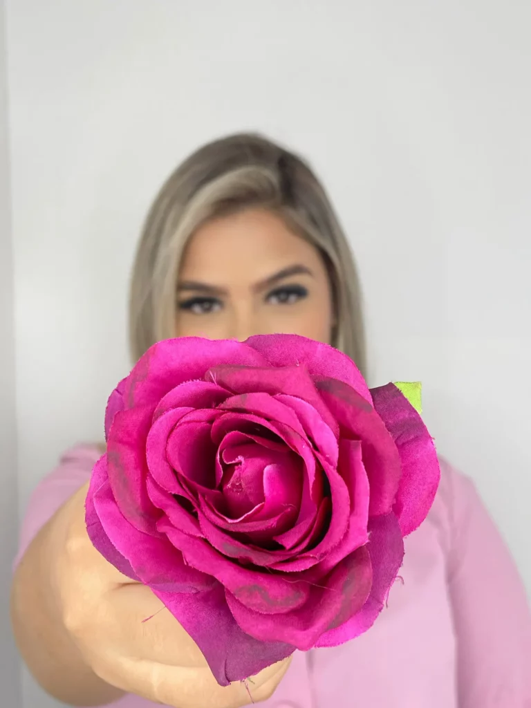 Bianca Vicentini segurando uma rosa