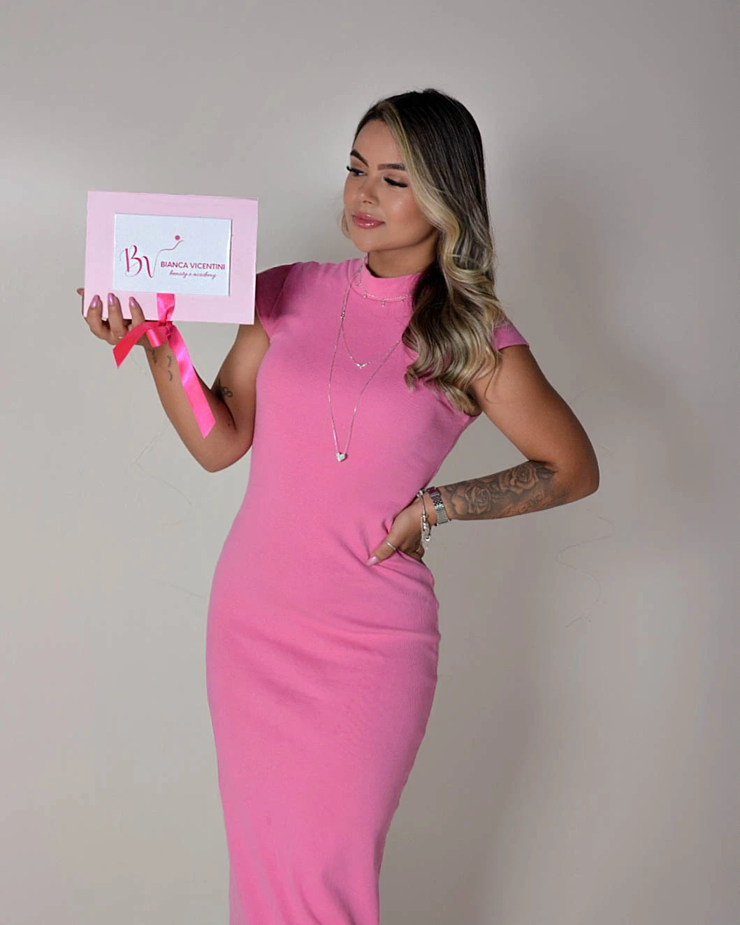 Bianca segurando e olhando para o presente