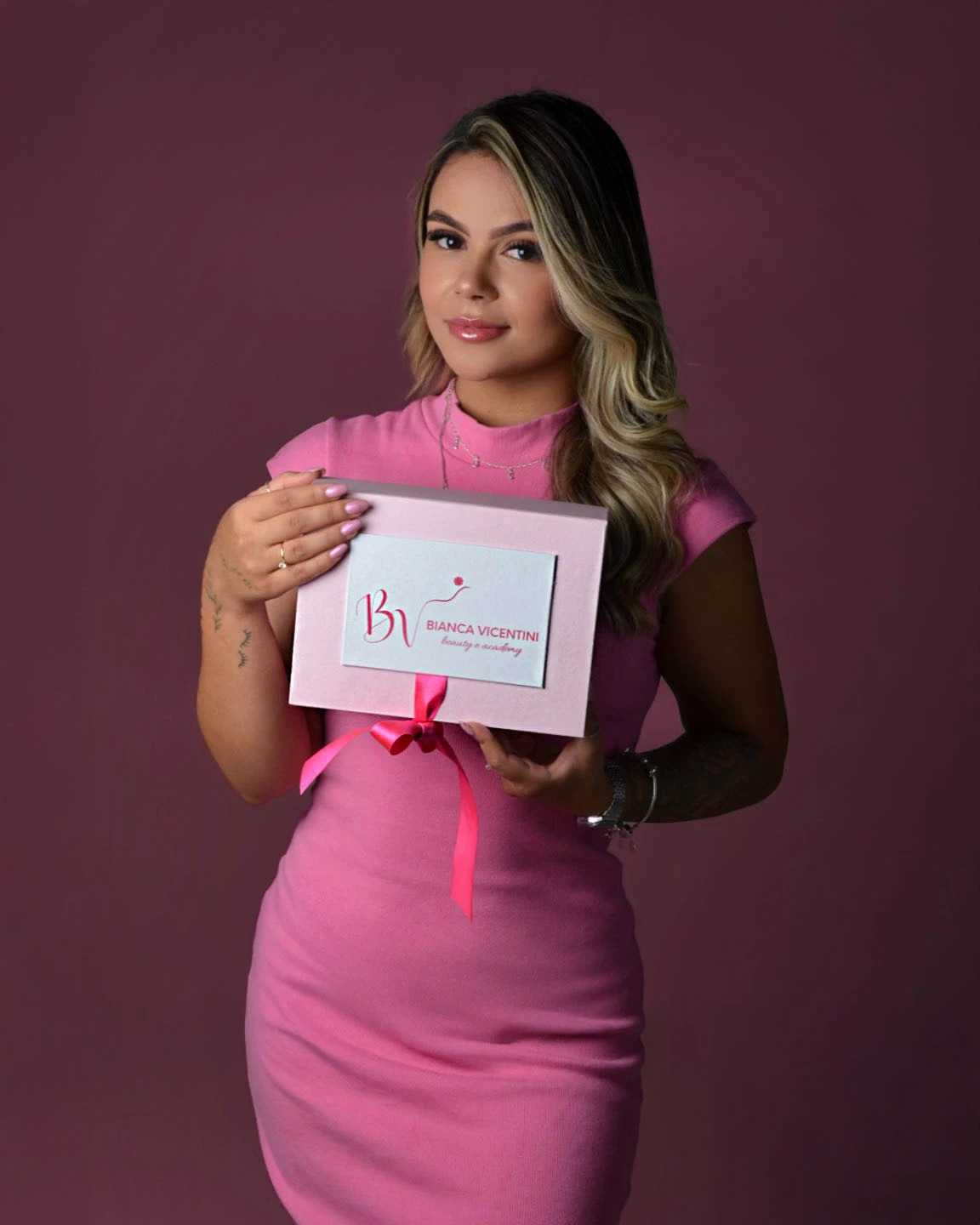 Bianca segurando um presente